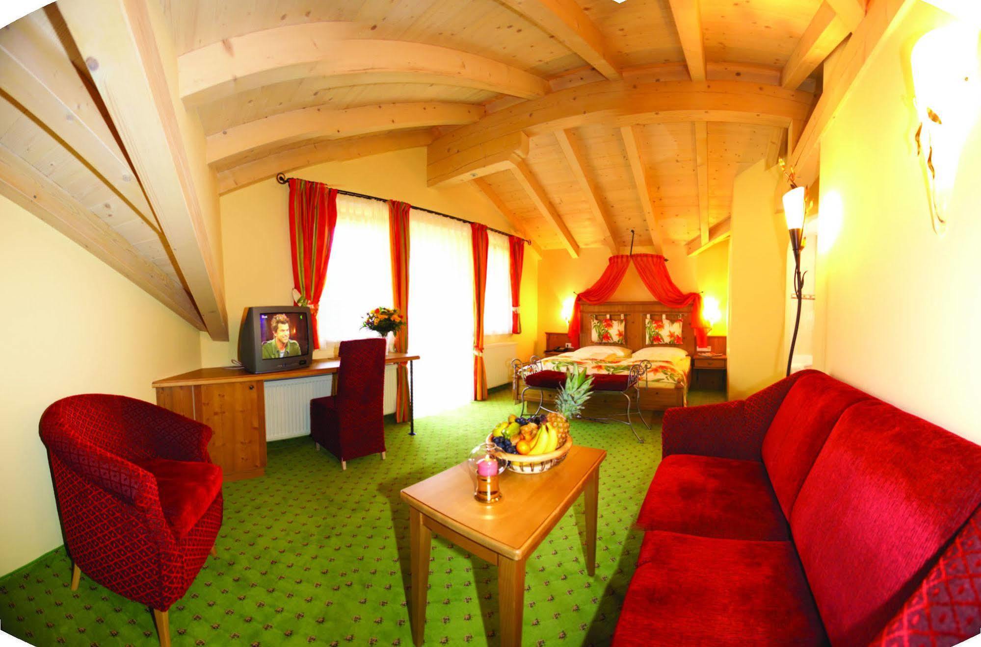 Hotel Vitaloase Zu Den Drei Bruedern Unken Exteriér fotografie